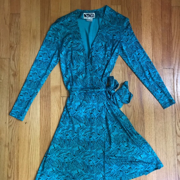 Diane Von Furstenberg Dresses & Skirts - Vintage Diane Von Furstenberg 100% silk wrap dress